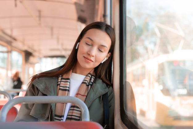 Gratis foto passagier die met de tram door de stad reist