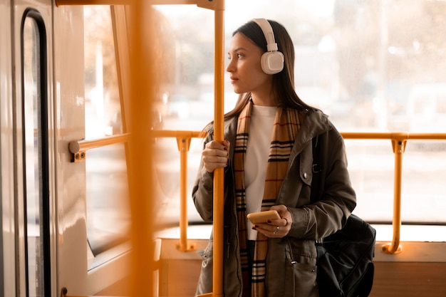 Passagier luisteren naar muziek in de tram
