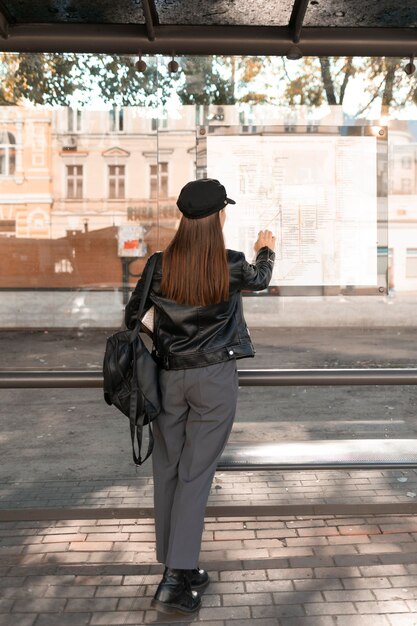 Passagier te wachten in het station van achter schot