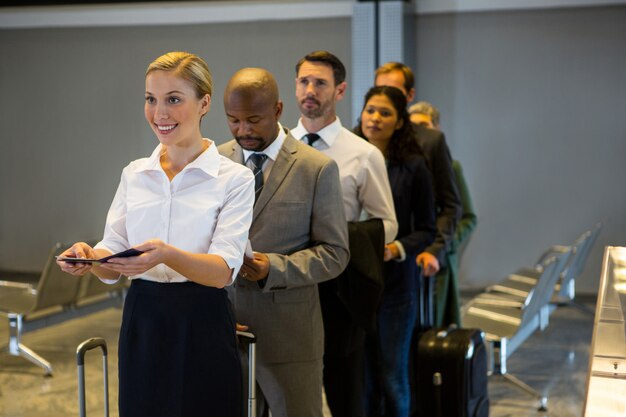 Passagiers staan in een rij