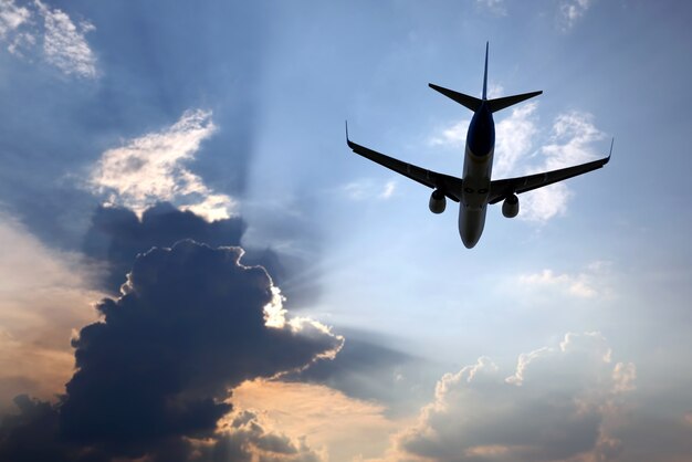 Passagiersvliegtuig vliegt in sappige wolken om de zon te ontmoeten