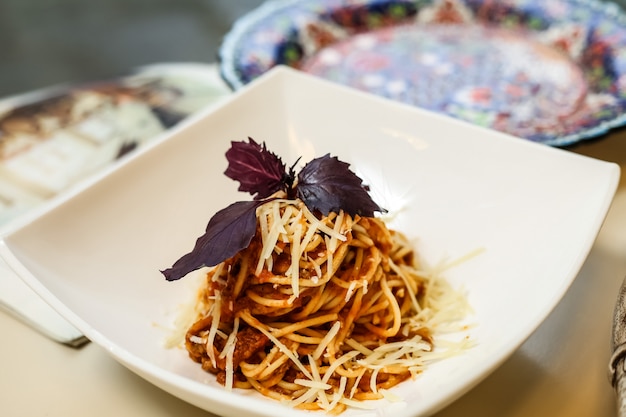 Pasta bolognese vlees basilicum Parmezaanse kaas zijaanzicht