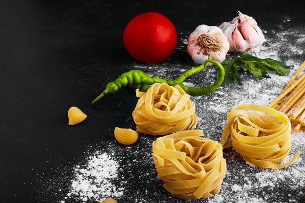 Pasta geïsoleerd op zwart met ingrediënten.