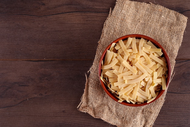 Pasta in romige kom op het houten oppervlak