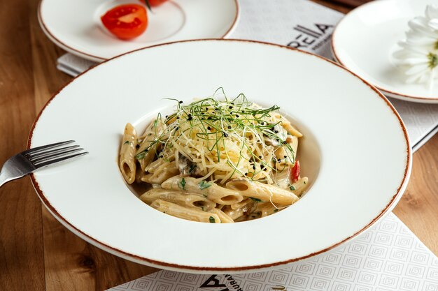 Pasta met champignon zijaanzicht