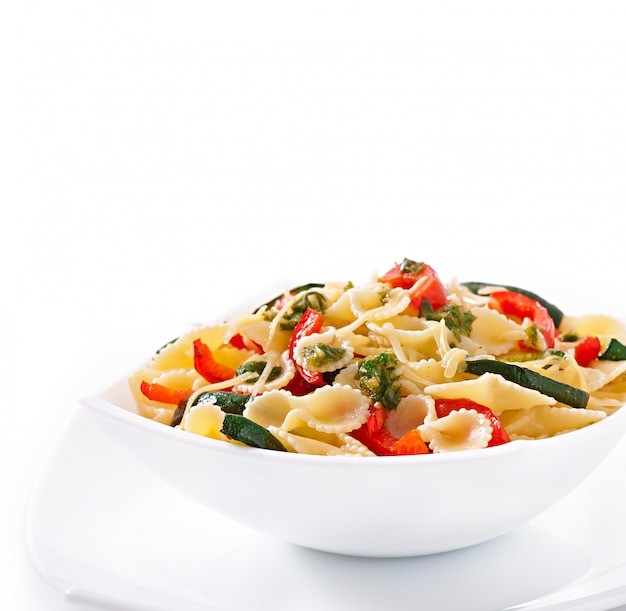 pasta met courgette en paprika met basilicum-knoflookdressing