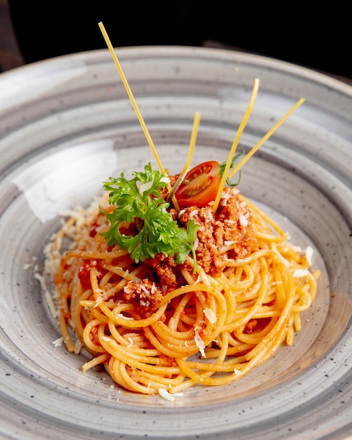 Pasta met geraspte tomatensaus en greens