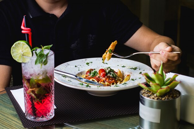 Pasta met gevuld vlees in saus en mojito