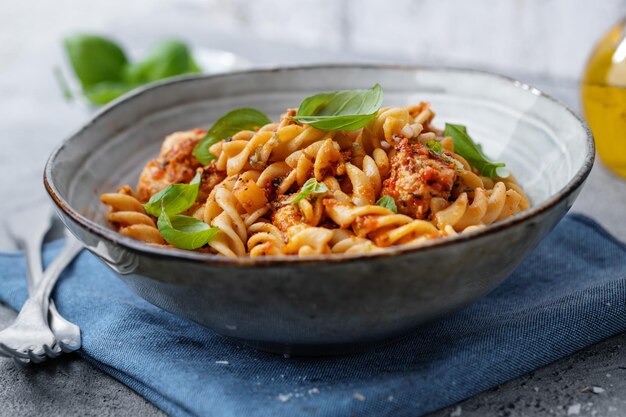 Pasta met tomatensaus geserveerd in kom