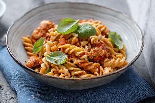 Pasta met tomatensaus geserveerd in kom