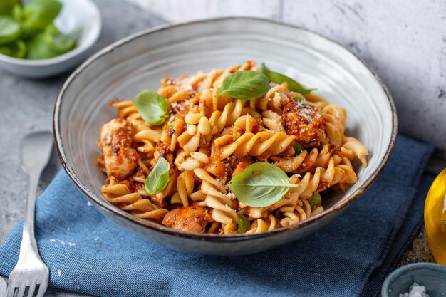 Pasta met tomatensaus geserveerd in kom