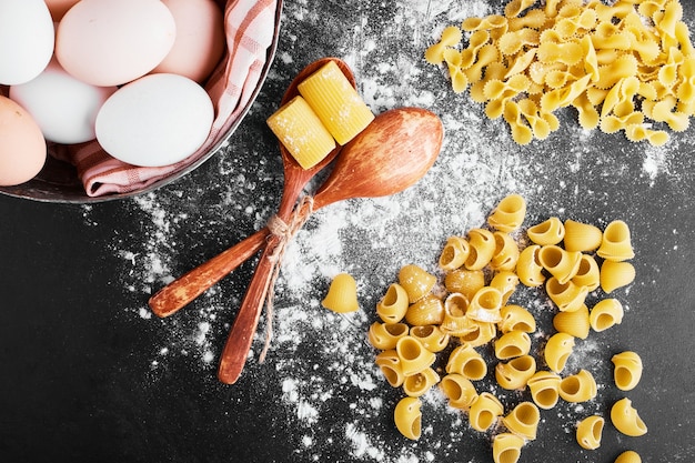 Pasta's op de bloem met eieren eromheen.