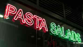 Gratis foto pasta salades ondertekenen in neonlichten