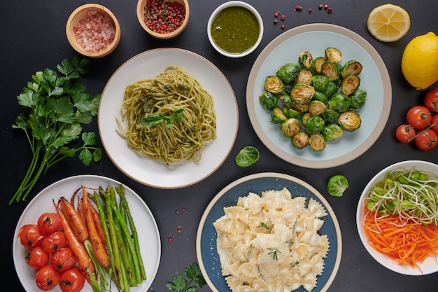 Pasta spaghetti met courgette, basilicum, room en kaas op stenen tafel.