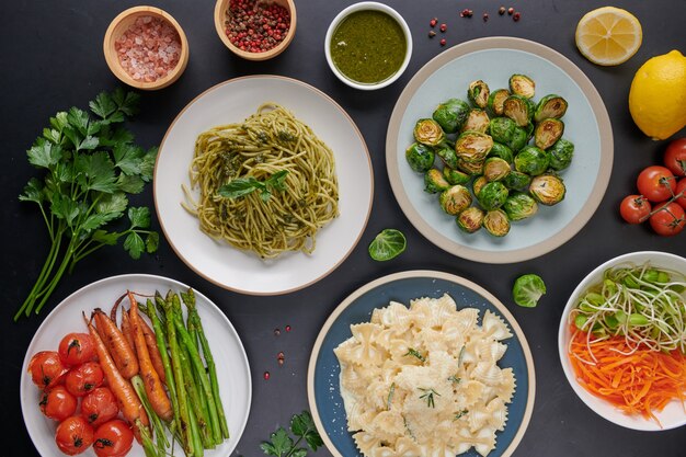 Pasta spaghetti met courgette, basilicum, room en kaas op stenen tafel.