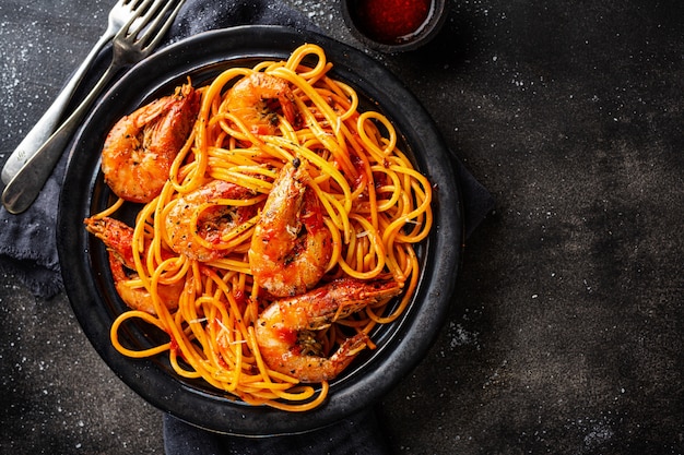 Pasta spaghetti met garnalen en saus