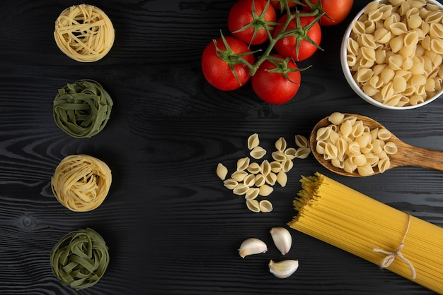 Pasta variëteiten geserveerd met tomaten en knoflook