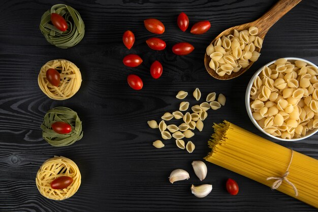 Pasta variëteiten geserveerd met tomaten en knoflook