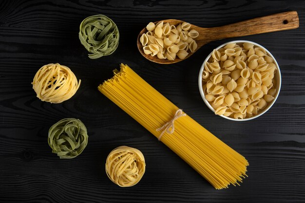 Pasta variëteiten geserveerd op de rustieke tafel