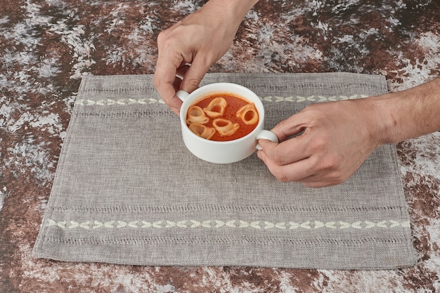 Pastasoep in bouillon met kruiden en specerijen.