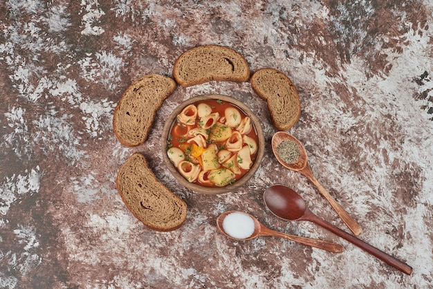 Pastasoep met een groenteschotel eromheen