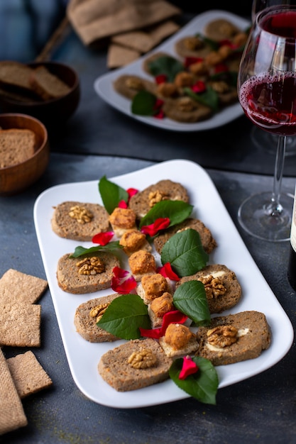 pastei met bladeren ontworpen plantaardige pastei in witte plaat