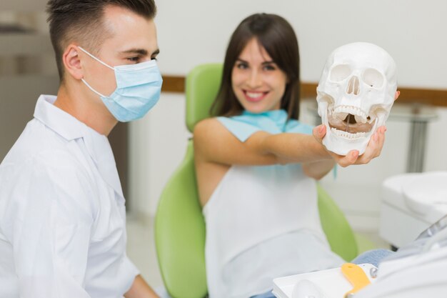 Patiënt bedrijf schedel bij de tandarts