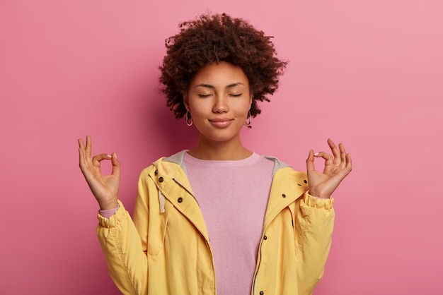 Patiënt ontspannen donkere vrouw mediteert en staat in yoga pose