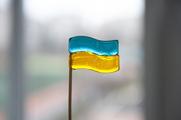 Patriottische lolly in de vorm van de vlag van Oekraïne