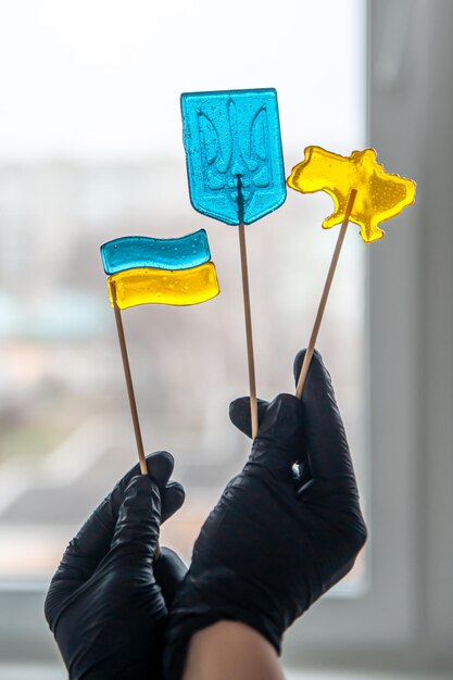 Patriottische lolly's in de vorm van Oekraïense symbolen