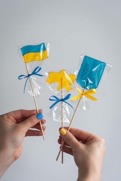 Patriottische lolly's in de vorm van Oekraïense symbolen