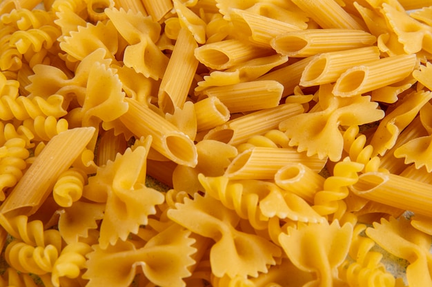 Patroon zijaanzicht rauwe pasta