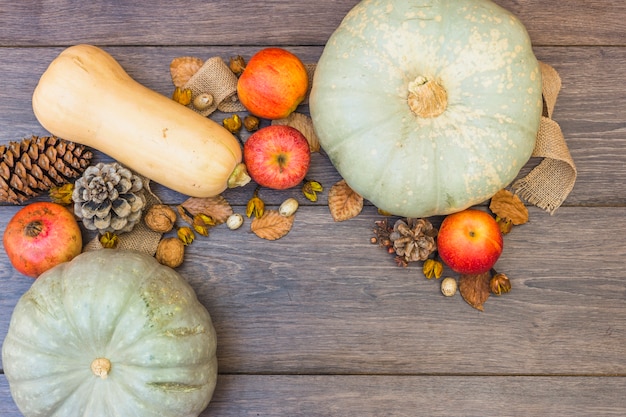 Pattypan plet met appels op tafel