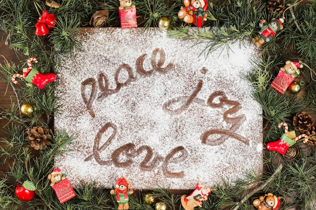 Gratis foto peace joy love inscriptie op witte suikerpoeder