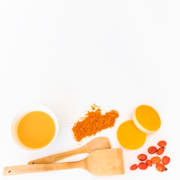 Peddels dichtbij tomaten, peper en oranje vloeistof