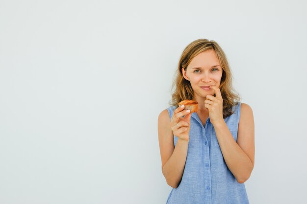 Peinzende Aantrekkelijke Jonge Vrouw Holding Cake