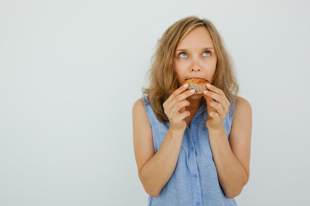 Peinzende Aantrekkelijke Jonge Vrouw Tasting Cake