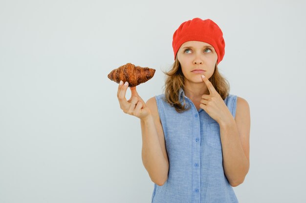 Peinzende Nice Woman Holding Heerlijke Croissant