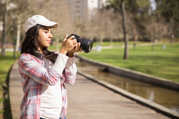 Gratis foto peinzende reiziger die rond park loopt