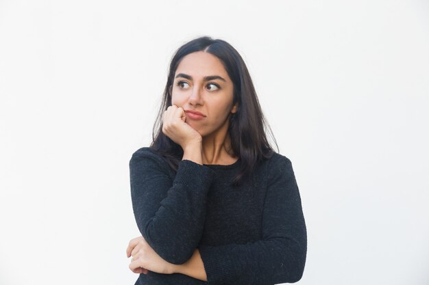 Peinzende teleurgestelde vrouwen leunende kin bij de hand