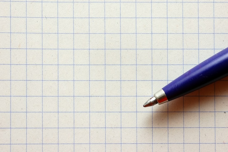 Gratis Foto pen en ruitjespapier