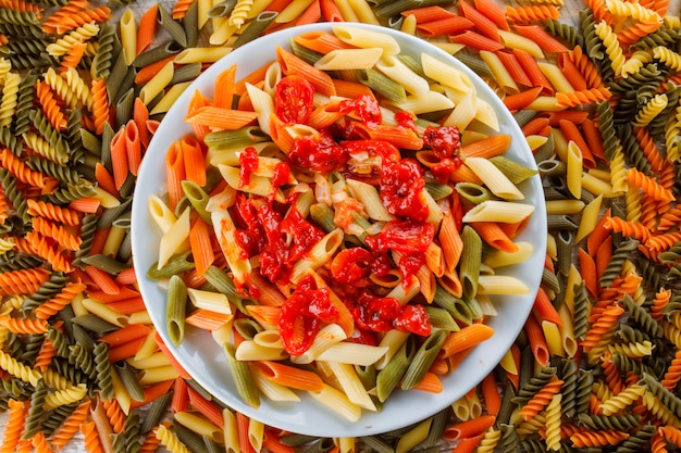 Penne pasta in een bord met tomatoc saus