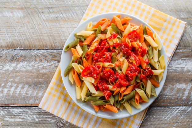 Gratis foto penne pasta met tomaat, saus in een bord