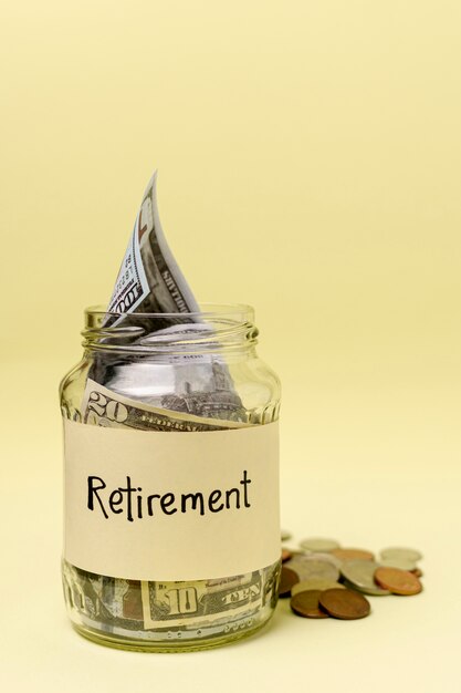 Pensioen label op een pot gevuld met geld vooraanzicht