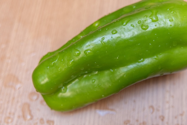 Peper op de houten tafel