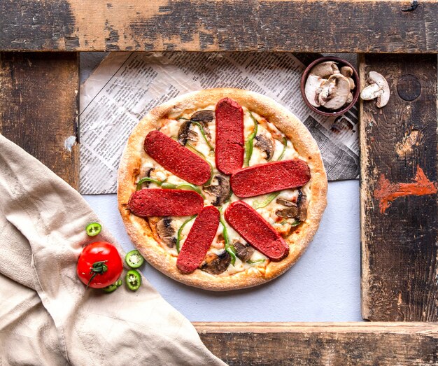 Pepperonispizza met paddestoel, tomaat en groene paprika.