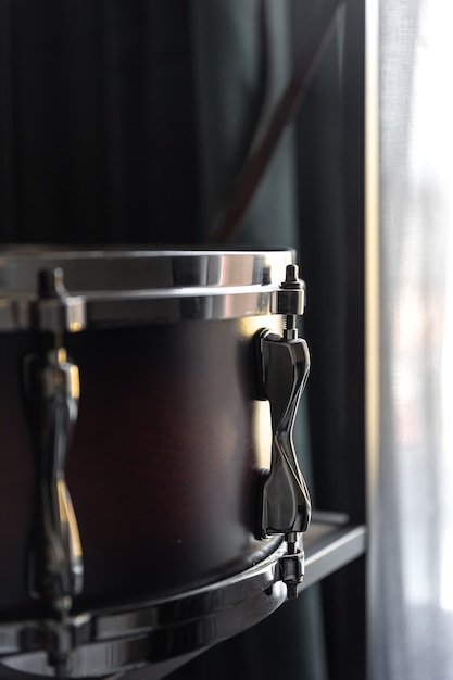 Gratis foto percussie-instrument, snaredrum close-up in het interieur van de kamer.