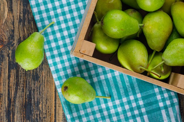 Peren in een doos op houten en keuken handdoek