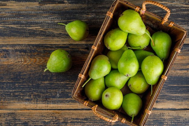 Peren in een mand bovenaanzicht op een houten tafel