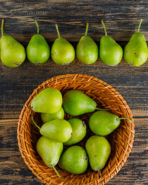 Peren in een mand op een houten tafel. plat lag.